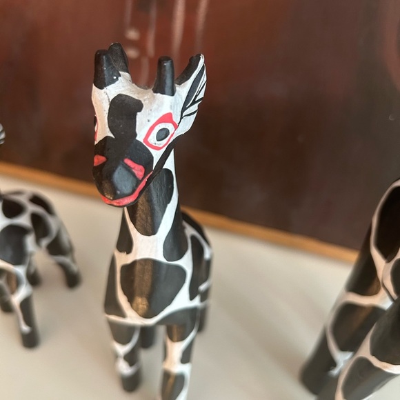 Vintage Handcrafted Black and White Giraffe Figurines Indonesia - Picture 10 of 16